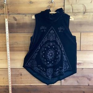 Velvet top w/emboss design turtleneck sleeveless